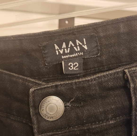 Boohoo Man jeans black, ripped w/white side stripes size 32 regular - Picture 3 of 4